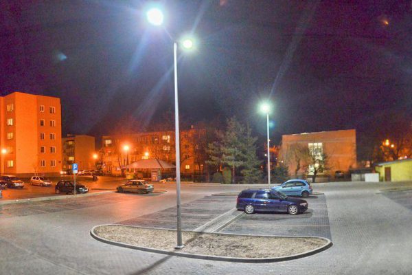 Miniaturka artykułu Nowy, oświetlony parking w centrum miasta