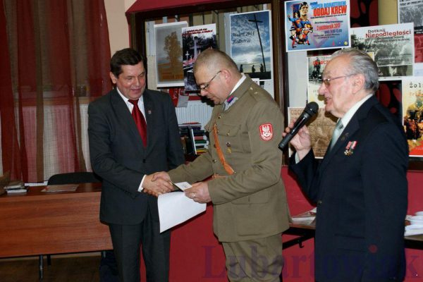 Miniaturka artykułu Burmistrz otrzymał Honorową Odznakę 27 Dywizji Piechoty AK