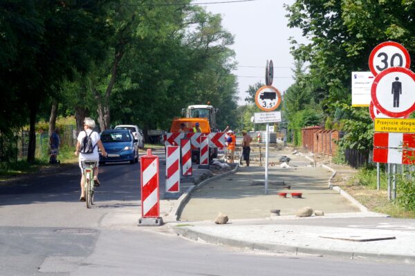 Miniaturka artykułu Przy ul. Leśniej powstaje ścieżka rowerowa i chodnik